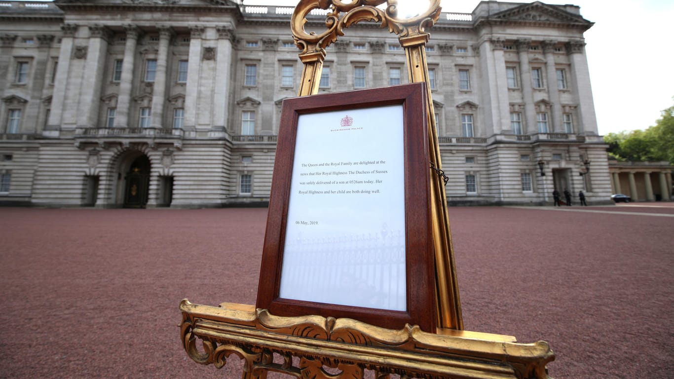 Tradition: Eine Mitteilung auf einer Staffelei im Vorhof des Buckingham Palace weißt auf die Geburt von Baby Sussex hin.