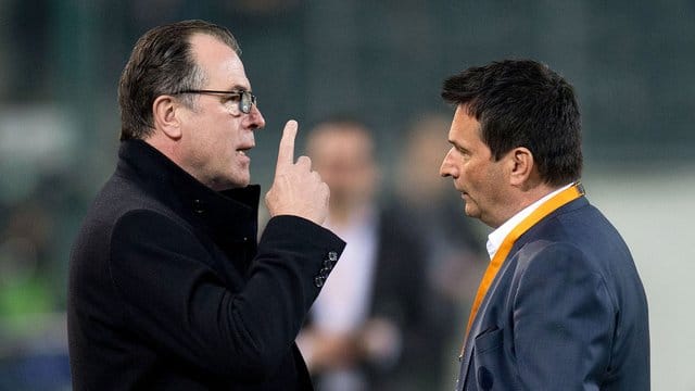 Schalke-Boss Clemens Tönnies (l) übte harte Kritik am ehemaligen Sportdirektor Christian Heidel. Schalke-Boss Clemens Tönnies (l) übte harte Kritik am ehemaligen Sportdirektor Christian Heidel.