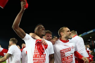 Jubel bei Matchwinner Jhon Cordoba (l.) und Marcel Risse: Der 1. FC Köln ist zurück in der Bundesliga.