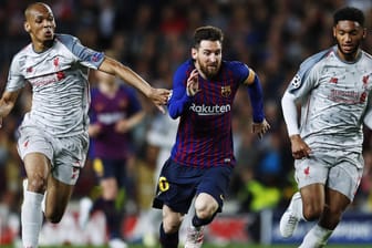 Lionel Messi (M.) im Duell mit Fabinho (l.): Liverpool braucht im Rückspiel gegen Barcelona ein Wunder.