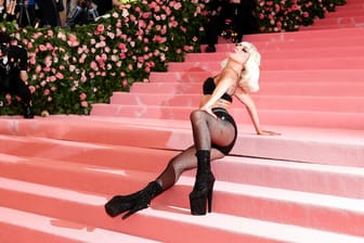 Lady Gaga: Am Ende blieben nur noch ein schwarzer BH und eine Netzstrumpfhose vom Outfit übrig.