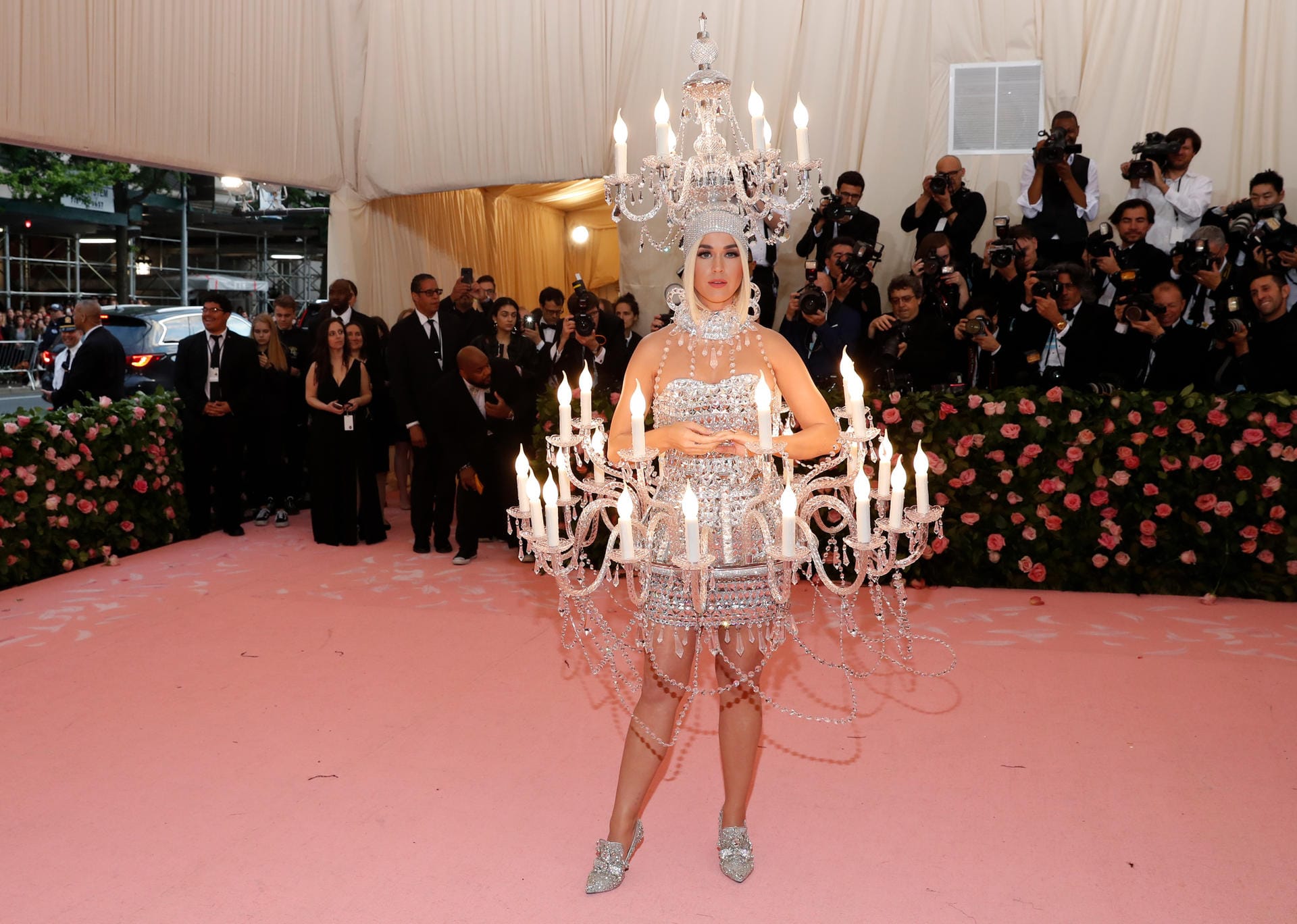 Katy Perry: Die Sängerin läuft als Kronleuchter bei der Gala auf.