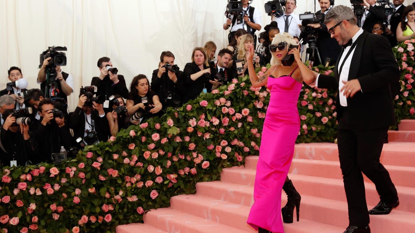 Lady Gaga mit ihrem Designer Brandon Maxwell: Ihr drittes Kleid erinnerte ein wenig an Marilyn Monroe.