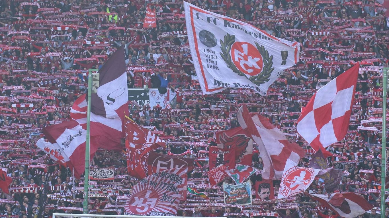 Können sich auf ein weiteres Jahr in Liga drei einstellen: die Fans des 1. FC Kaiserslautern.