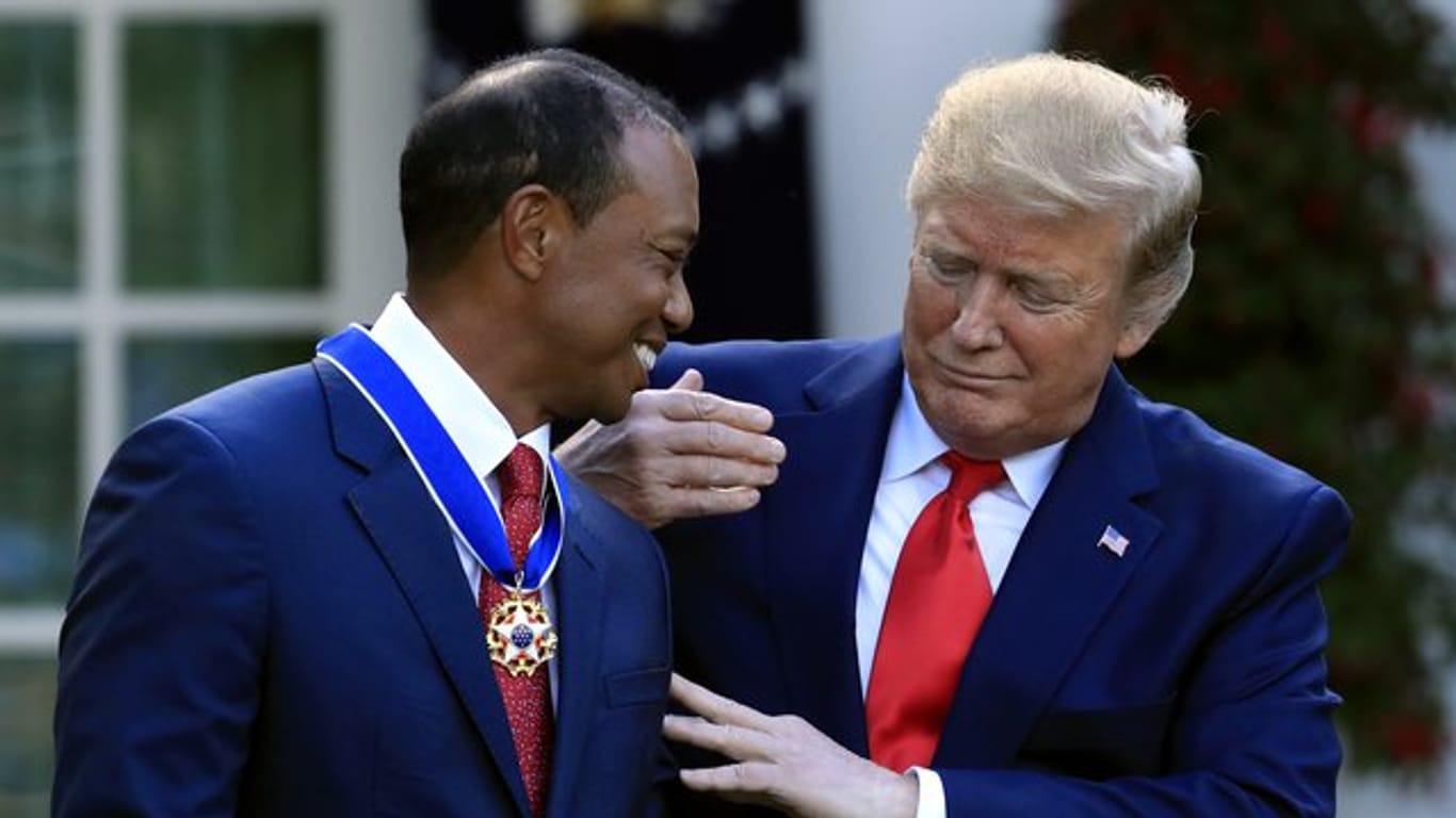 US-Präsident Donald Trump (r) verleiht Golfstar Tiger Woods die Presidential Medal of Freedom.