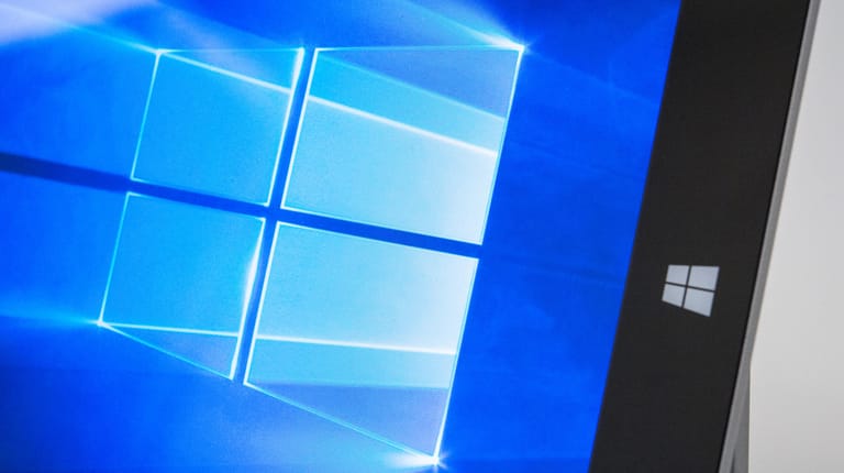 Ein Rechner mit Windows 10 (Symbolbild): Kommt es vor dem Mai-Update zu Problemen, kann ein Windows-Tool helfen.