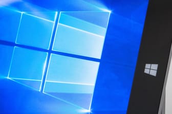 Ein Rechner mit Windows 10 (Symbolbild): Kommt es vor dem Mai-Update zu Problemen, kann ein Windows-Tool helfen.