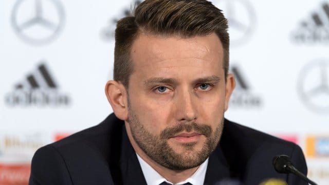 IFAB-Geschäftsführer Lukas Brud erklärt die geplanten Änderungen bei der Handspielregel. IFAB-Geschäftsführer Lukas Brud erklärt die geplanten Änderungen bei der Handspielregel.