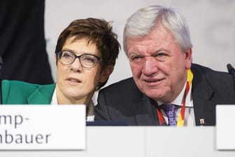 Volker Bouffier und Annegret Kramp-Karrenbauer nach deren Wahl zur neuen CDU-Parteichefin.