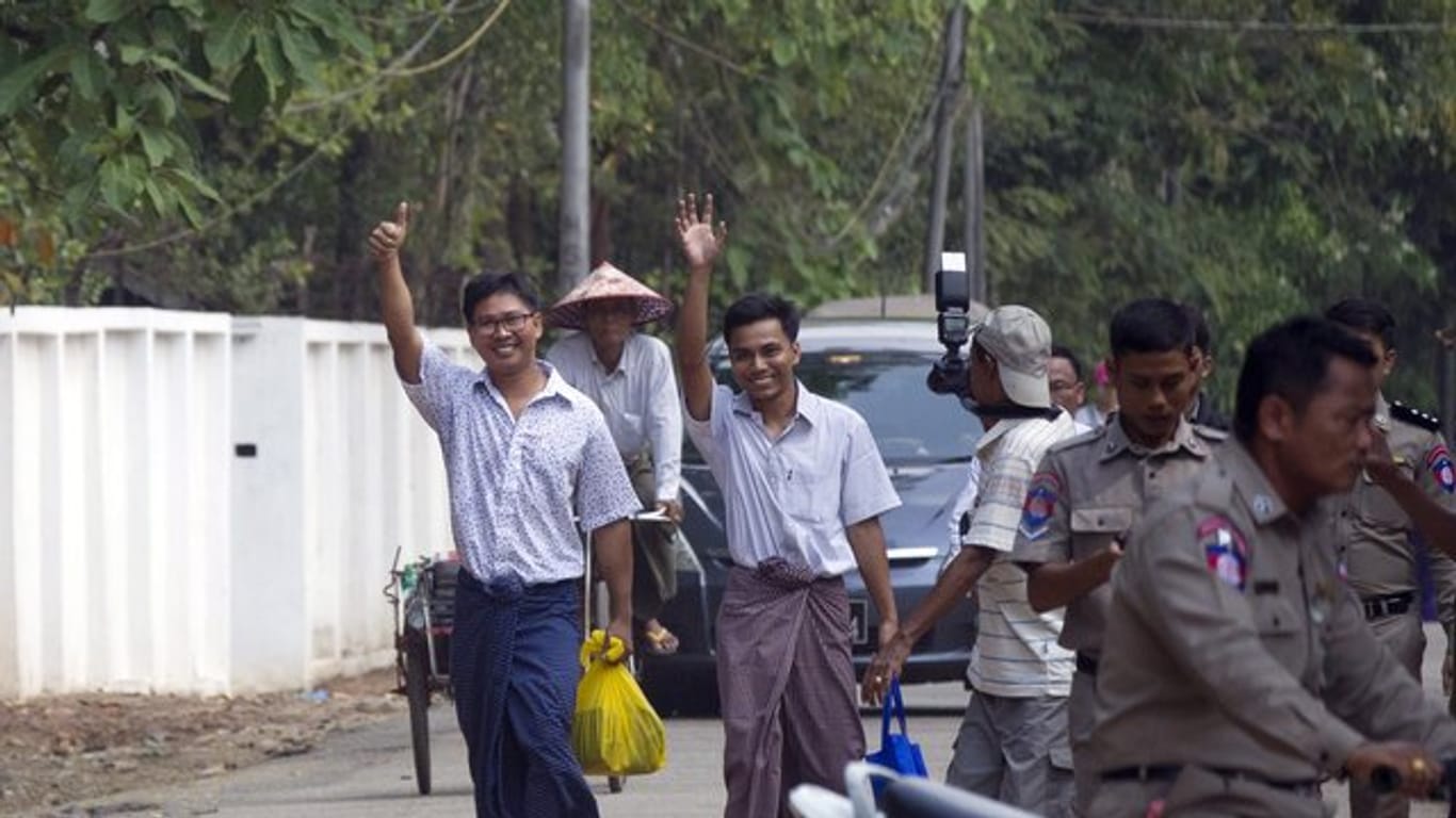 Die beiden Journalisten Wa Lone (l) und Kyaw Soe Oo nach ihrer Freilassung in Rangun.