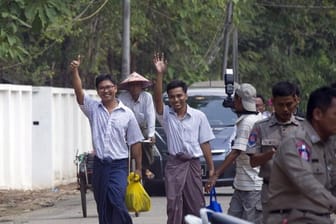 Die beiden Journalisten Wa Lone (l) und Kyaw Soe Oo nach ihrer Freilassung in Rangun.