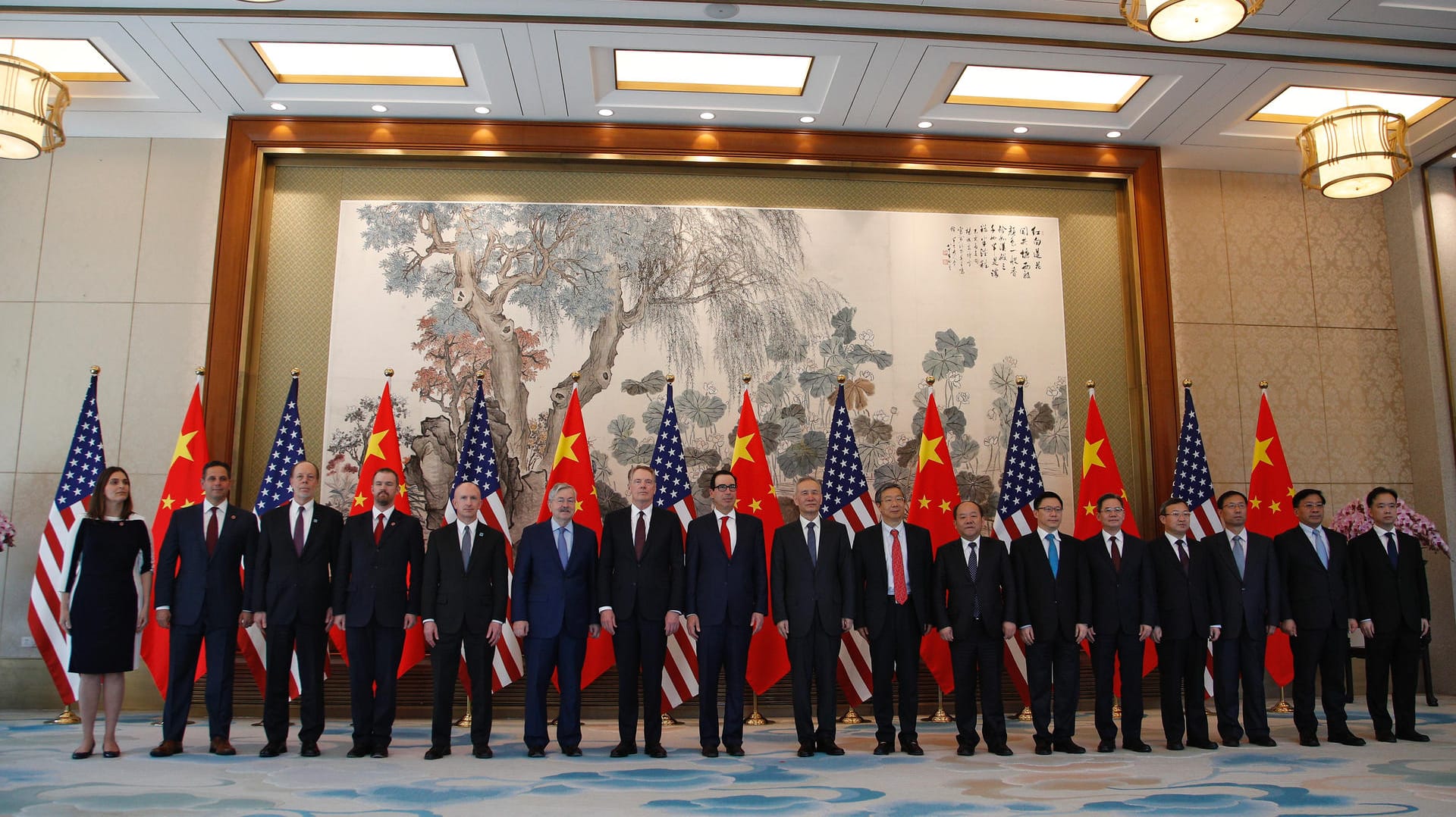 Mitglieder der chinesischen und US-amerikanischen Delegation: Chinas Vizepremier besucht Donald Trump in Washington. Mitglieder der chinesischen und US-amerikanischen Delegation: Chinas Vizepremier besucht Donald Trump in Washington.
