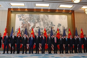 Mitglieder der chinesischen und US-amerikanischen Delegation: Chinas Vizepremier besucht Donald Trump in Washington.