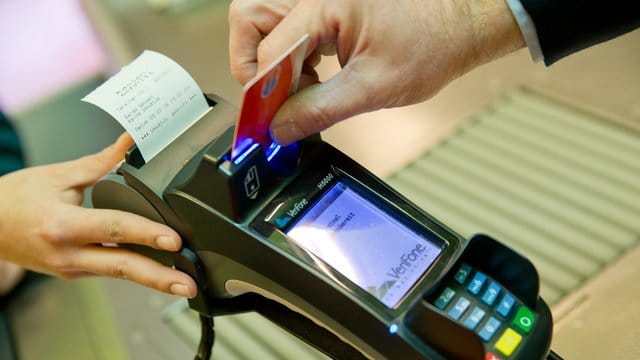 Im vergangenen Jahr gab es im stationären Handel erstmals mehr Karten- als Bargeldzahlungen. Im vergangenen Jahr gab es im stationären Handel erstmals mehr Karten- als Bargeldzahlungen.