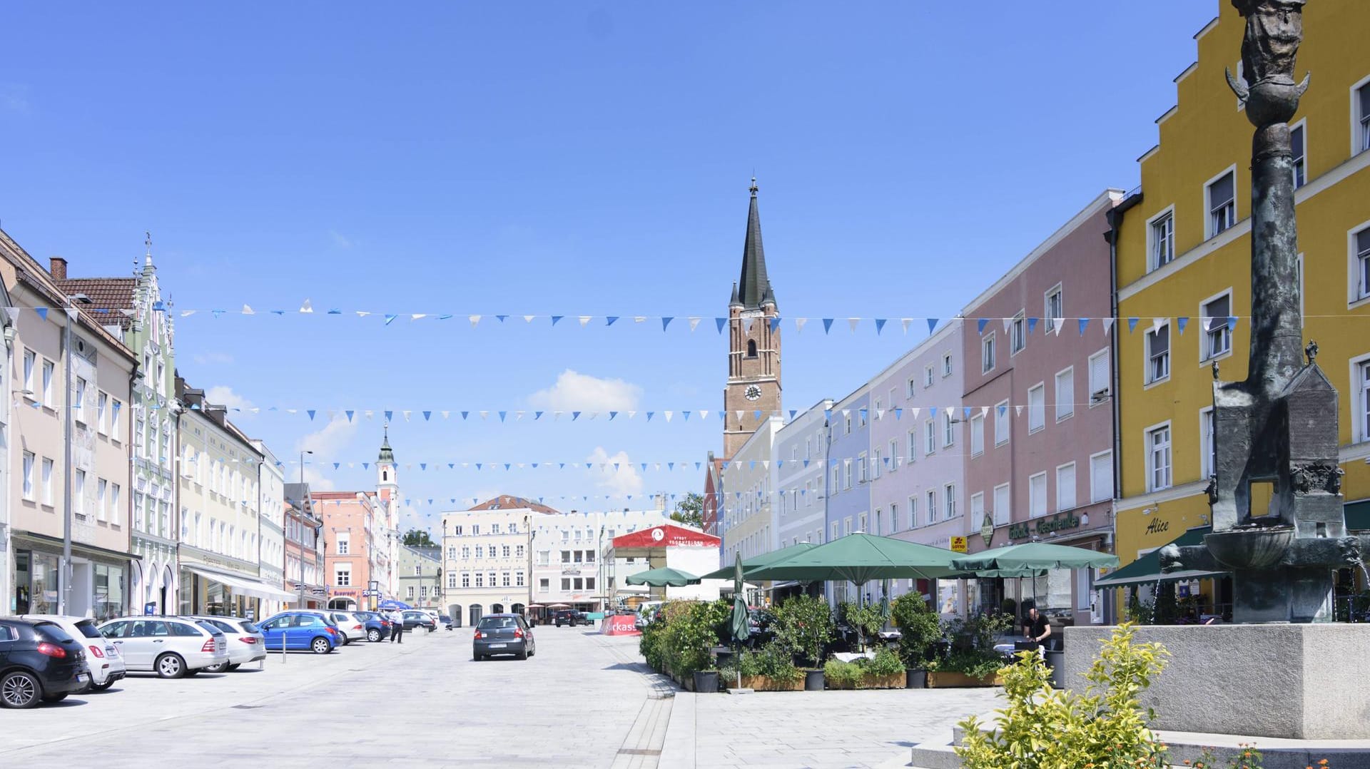 Stadtplatz in Eggenfelden: Hier verlor ein Rentner die Kontrolle über sein Auto. (Archivbild)