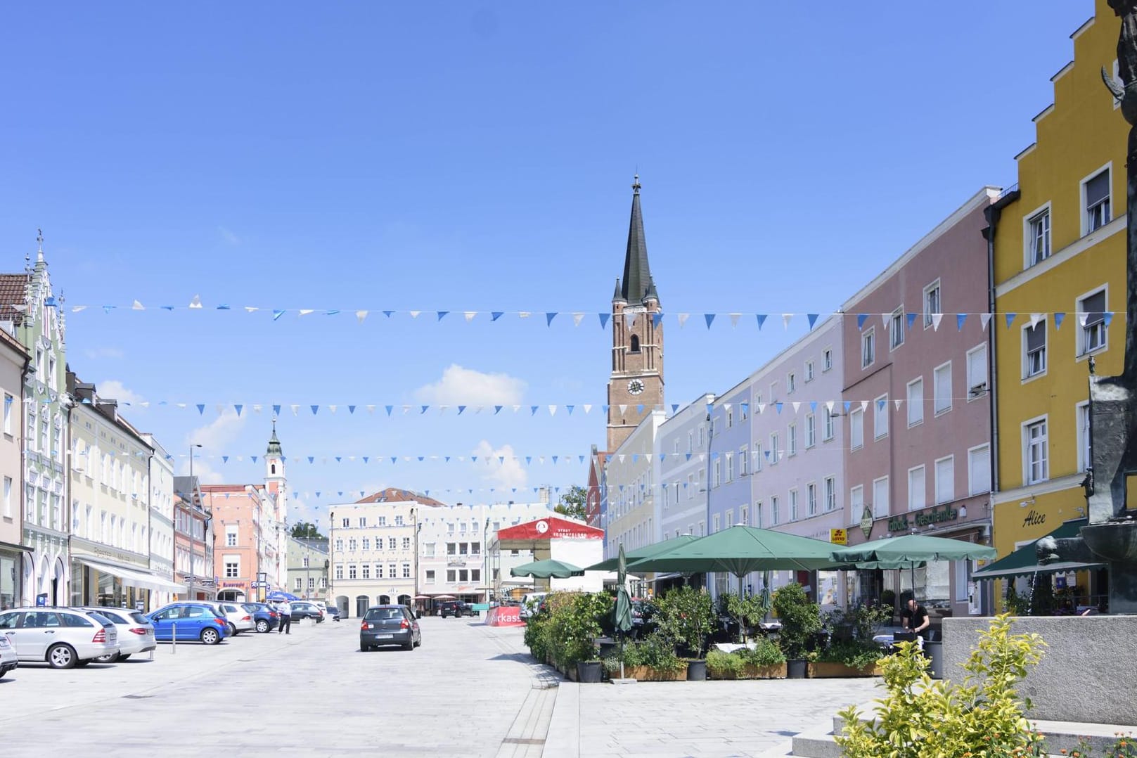 Stadtplatz in Eggenfelden: Hier verlor ein Rentner die Kontrolle über sein Auto. (Archivbild)