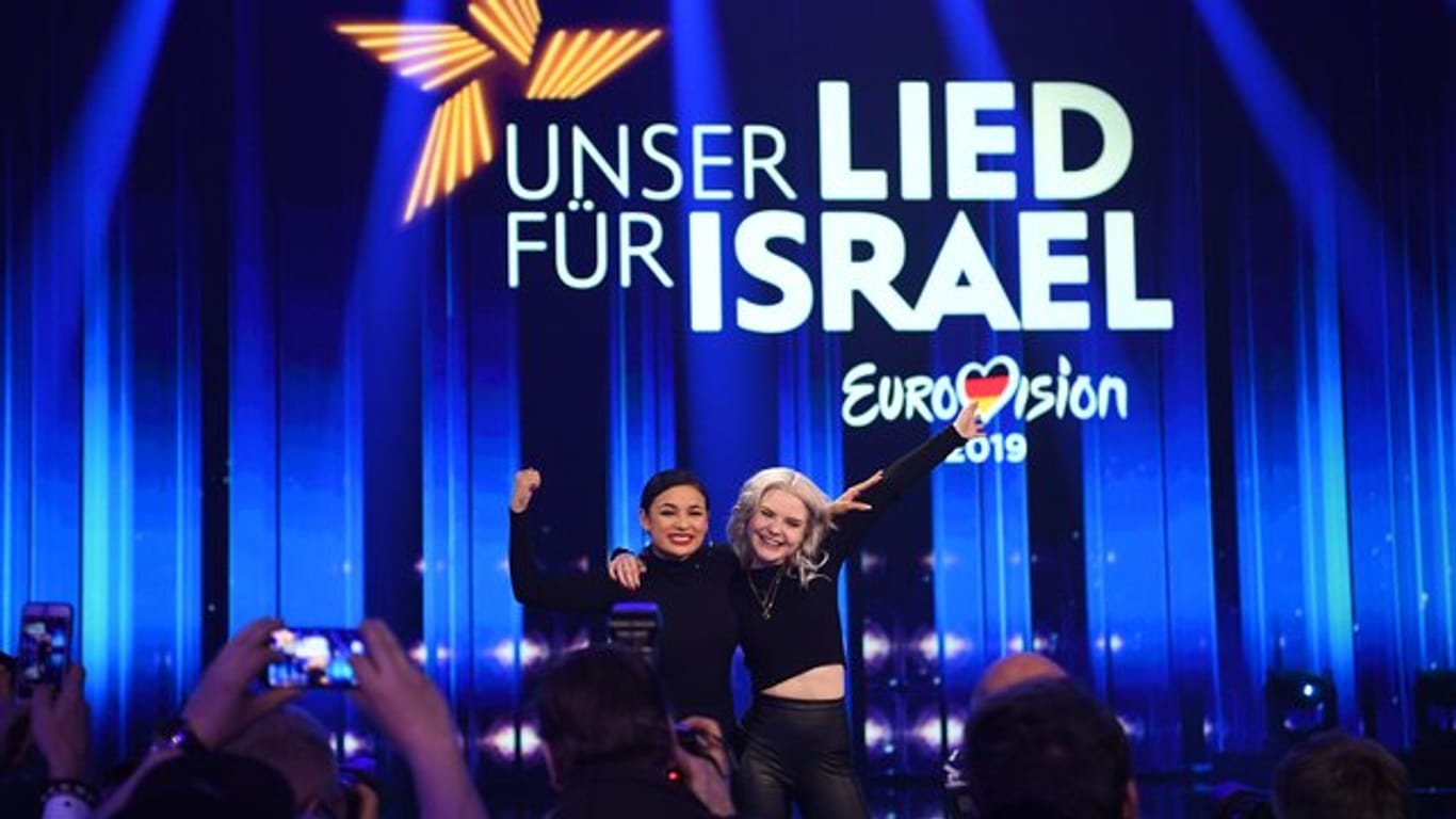 Schwestern auf der Bühne: Carlotta Truman (r) und Laurita Spinelli vom Duo Sisters wollen Deutschland beim Eurovision Song Contest vertreten.