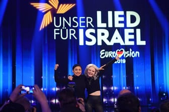 Schwestern auf der Bühne: Carlotta Truman (r) und Laurita Spinelli vom Duo Sisters wollen Deutschland beim Eurovision Song Contest vertreten.