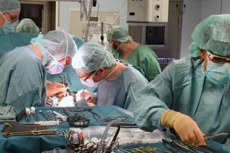 Organtransplantation: Über die Entwürfe zur Spenderegelung soll der Bundestag voraussichtlich im Herbst ohne Fraktionsvorgaben entscheiden.