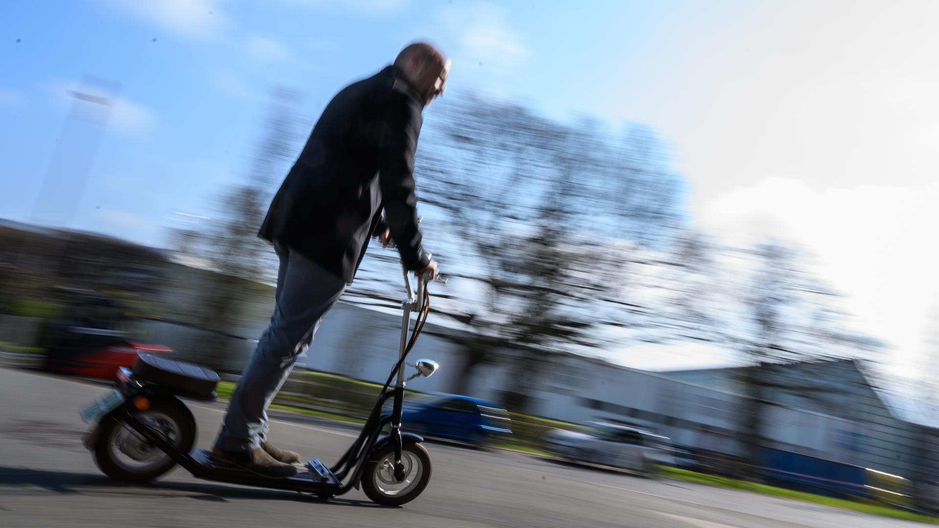 E-Tretroller: Geht es nach Scheuer, sollen sie nicht auf Gehwegen fahren dürfen.