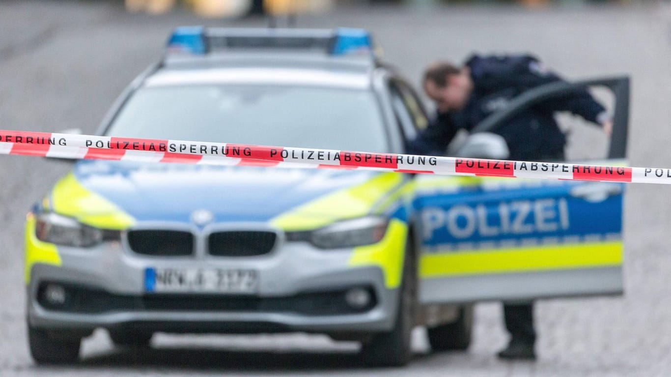Polizeiabsperrung: Ermittler in Karlsruhe hoffen auf Hinweise zu einem gefundenen Finger. (Symbolbild)