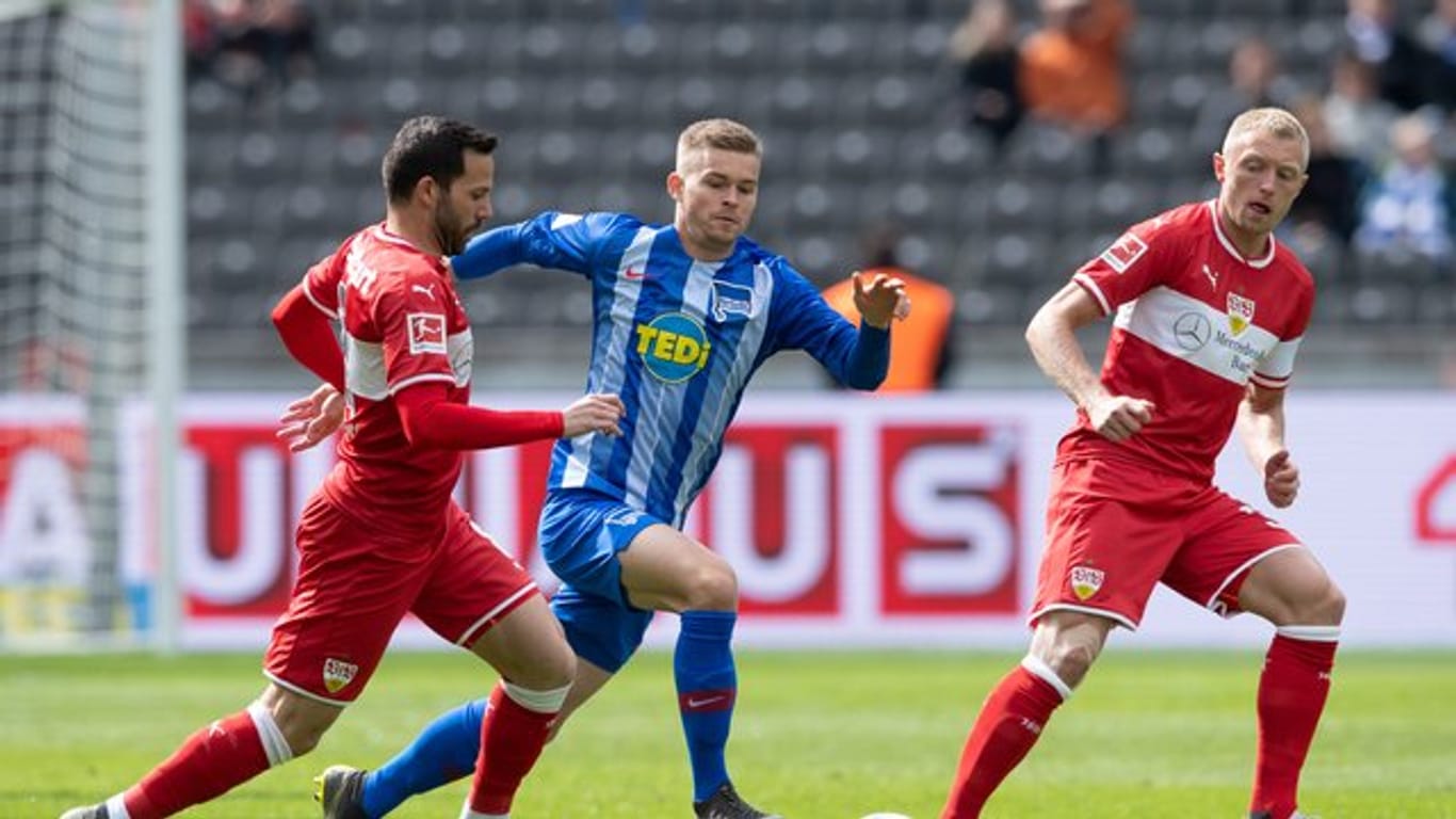 Stuttgarts Andreas Beck (r) hat sich im Spiel gegen Hertha verletzt.