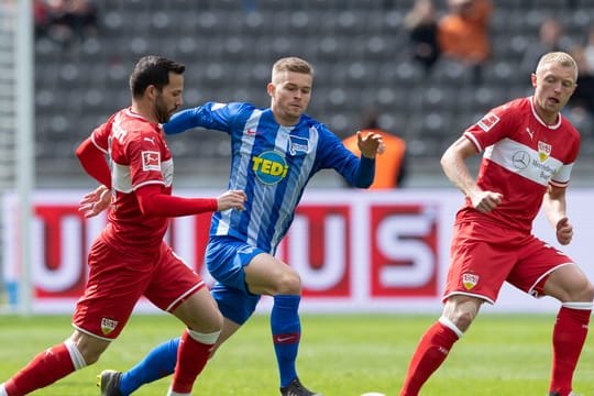 Stuttgarts Andreas Beck (r) hat sich im Spiel gegen Hertha verletzt.