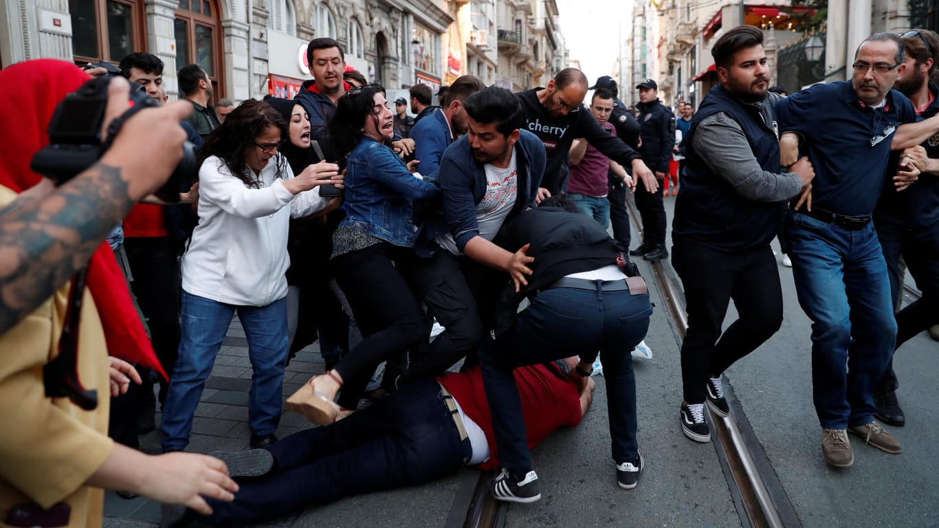 Anhänger der Opposition geraten in Istanbul mit Zivilpolizisten aneinander.
