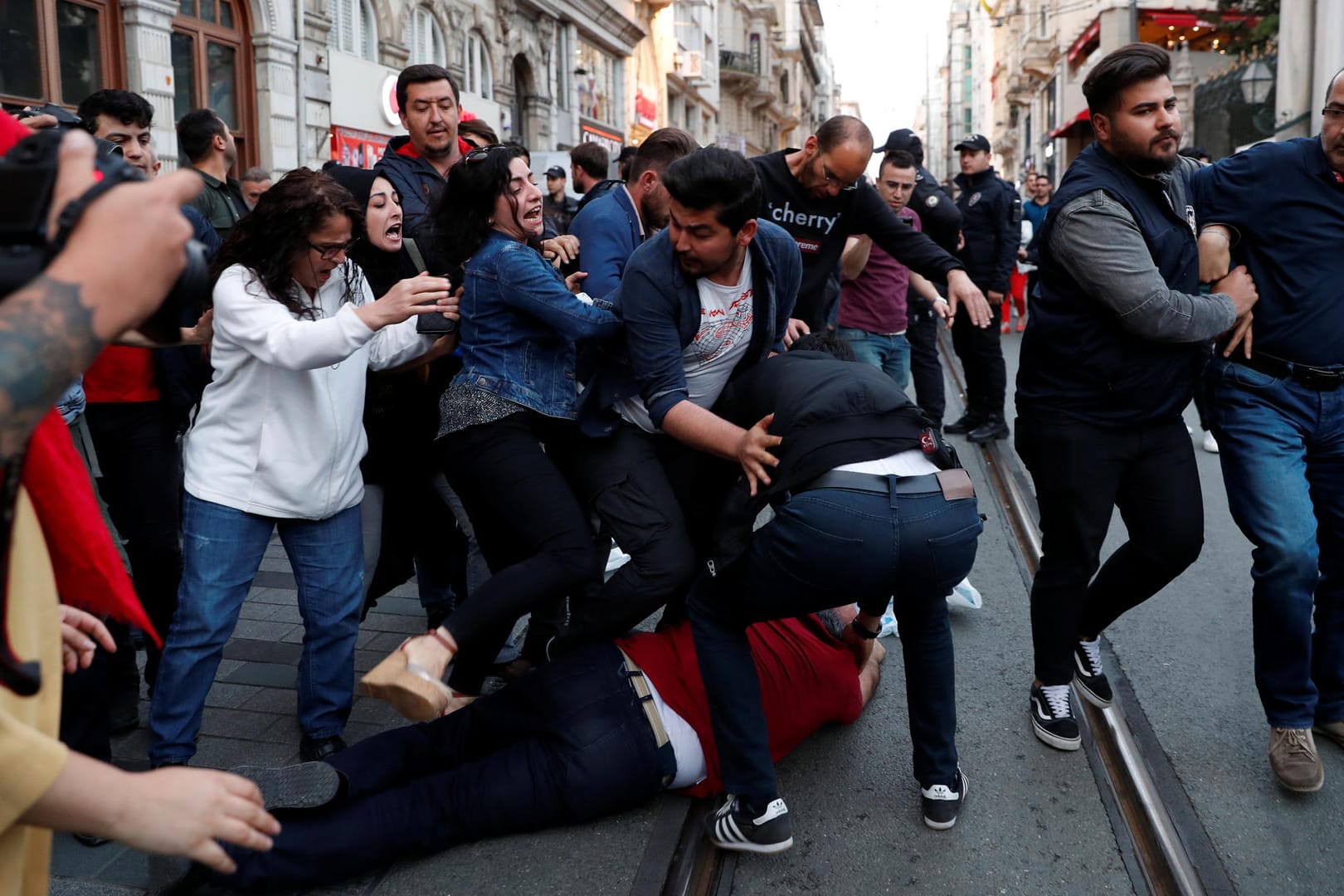 Anhänger der Opposition geraten in Istanbul mit Zivilpolizisten aneinander.