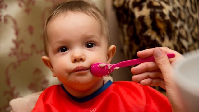 Bittere Medizin im süßen Brei: Wenn ein Baby Arzneimittel nicht schlucken will, müssen Eltern sich mit Tricks behelfen. Bittere Medizin im süßen Brei: Wenn ein Baby Arzneimittel nicht schlucken will, müssen Eltern sich mit Tricks behelfen.