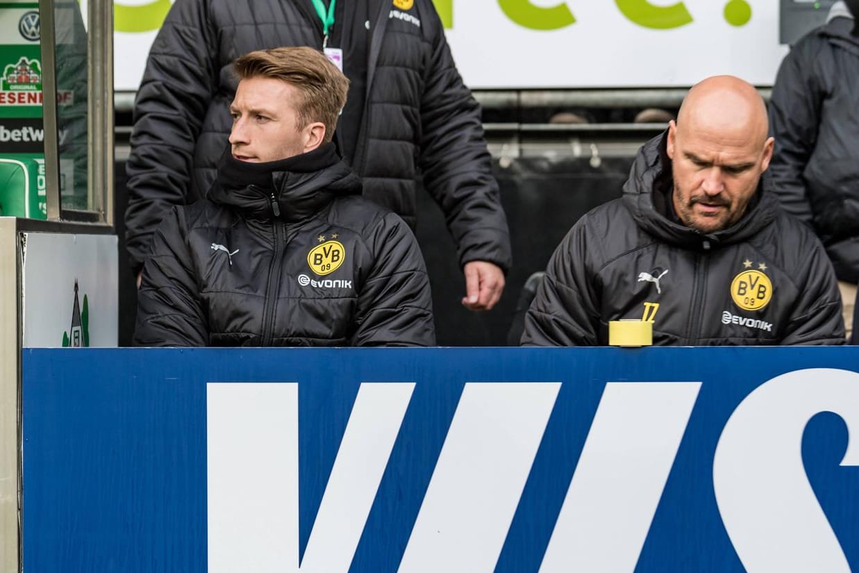 Regelverstoß: Marco Reus verfolgte das BVB-Spiel gegen Werder trotz Sperre direkt neben der Ersatzbank.