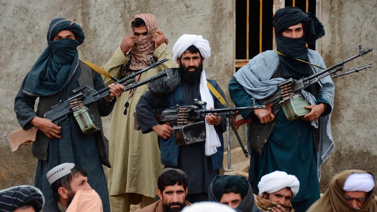 Bewaffnete Taliban-Kämpfer in Afghanistan: Die radikalislamischen Taliban sind von Erzfeinden zu Verhandlungspartnern der USA geworden.