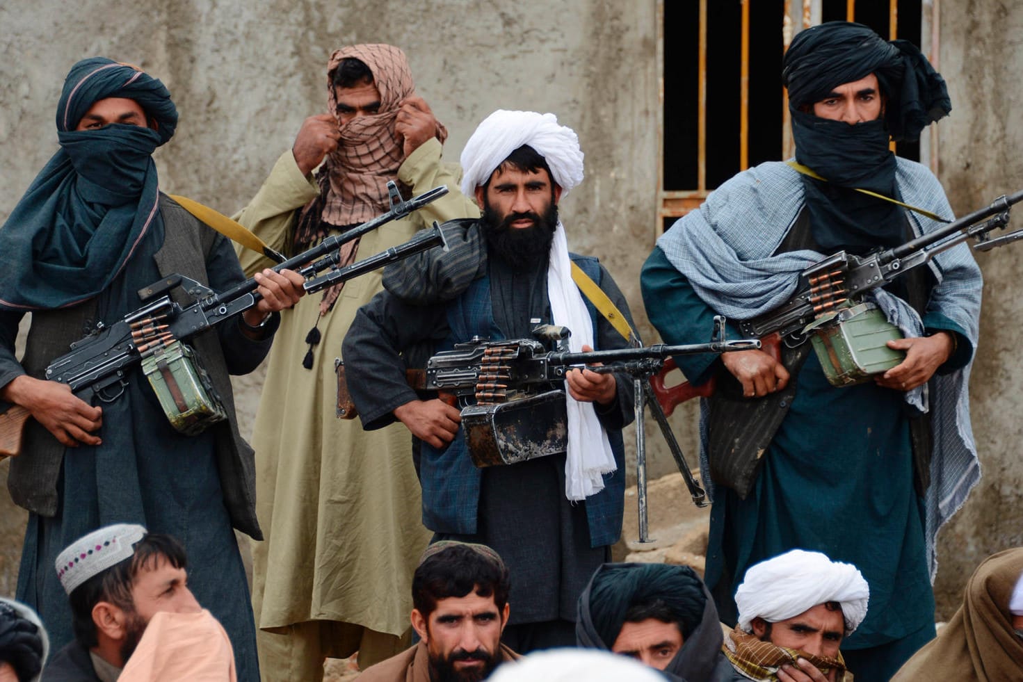 Bewaffnete Taliban-Kämpfer in Afghanistan: Die radikalislamischen Taliban sind von Erzfeinden zu Verhandlungspartnern der USA geworden.