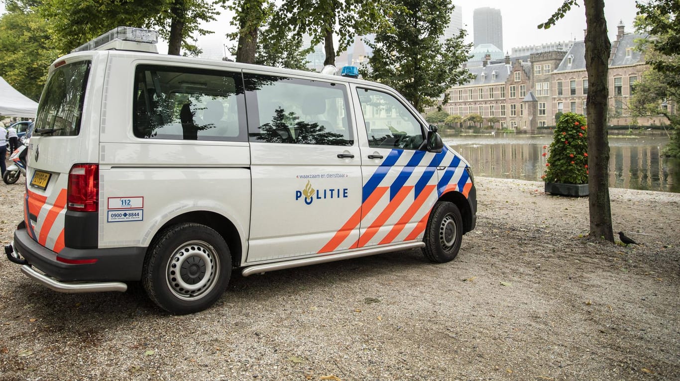 Wagen der niederländischen Polizei (Symbolbild): Nahe der deutschen Grenze sind eine Frau und ein Mann tot aufgefunden worden.