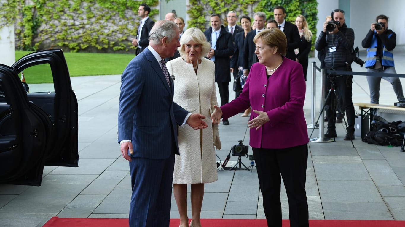Standesgemäßer Empfang: Angela Merkel begrüßt Prinz Charles und Camilla in Berlin.