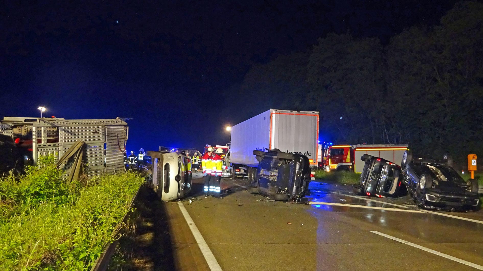 Einsatz in Nordrhein-Westfalen: Mehrere von einem Autotransporter (l.) geschleuderte Fahrzeuge liegen auf der Fahrbahn der A44.