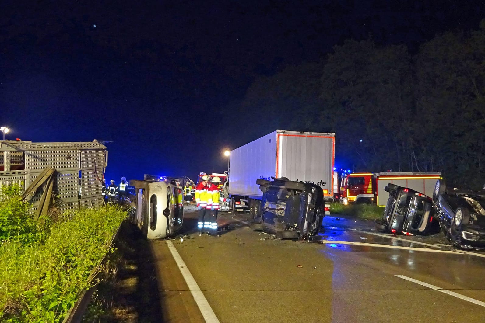 Einsatz in Nordrhein-Westfalen: Mehrere von einem Autotransporter (l.) geschleuderte Fahrzeuge liegen auf der Fahrbahn der A44.