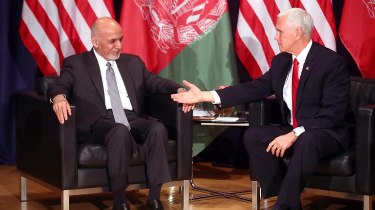 Afghanistans Präsident Aschraf Ghani and US-Vizepräsident Mike Pence 2019 auf der Münchner Sicherheitskonferenz: Unter Donald Trump setzen die USA auf Friedensverhandlungen auch mit den Taliban.