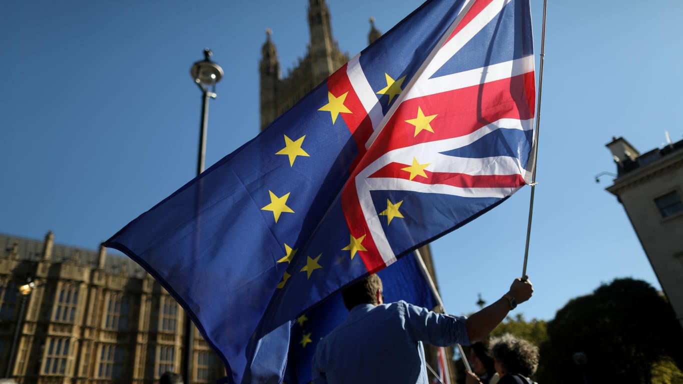 Britische Flagge mit EU-Emblem vor dem britischen Parlament: Das Land wird trotz geplantem Brexit an der Europawahl teilnehmen.