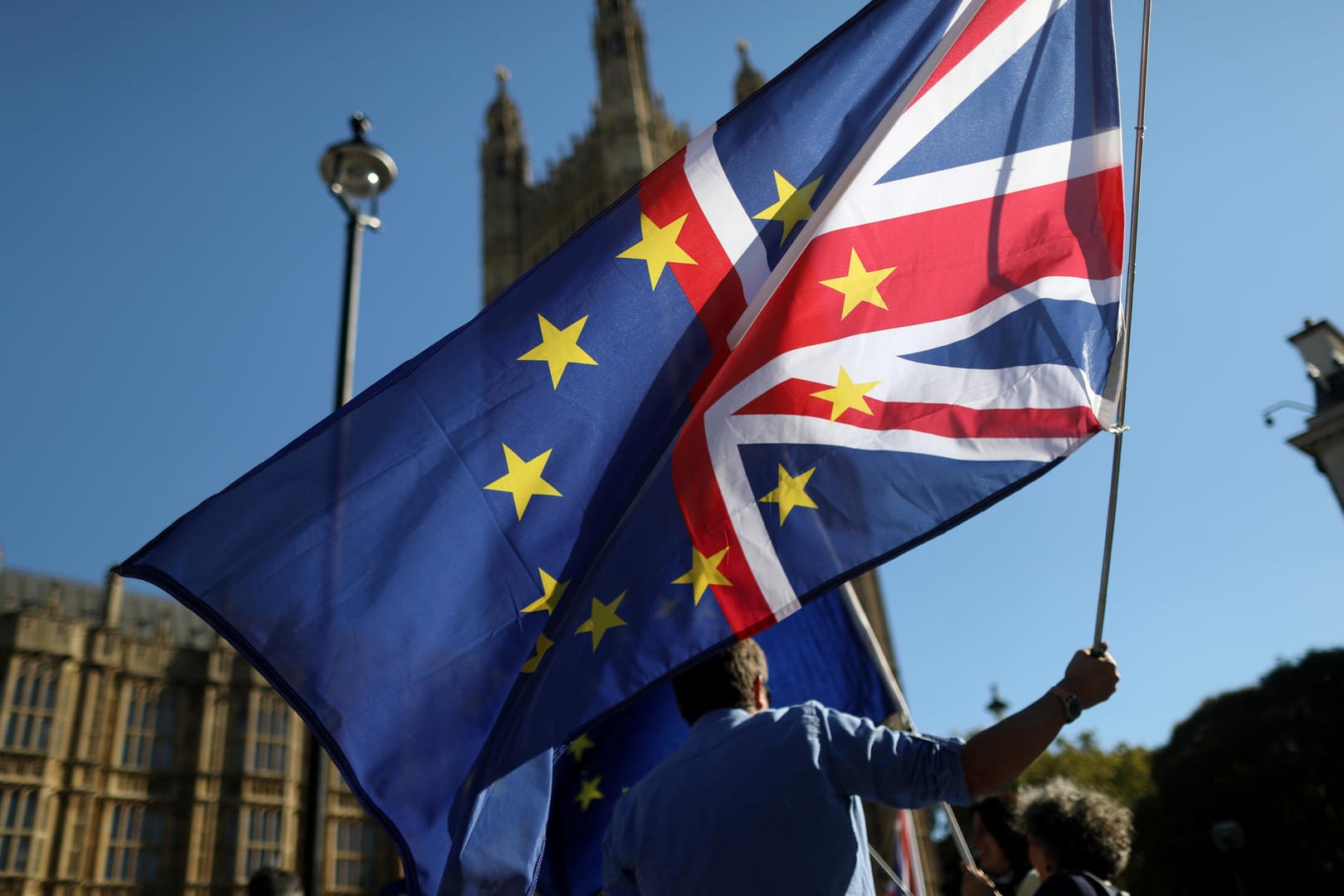 Britische Flagge mit EU-Emblem vor dem britischen Parlament: Das Land wird trotz geplantem Brexit an der Europawahl teilnehmen.