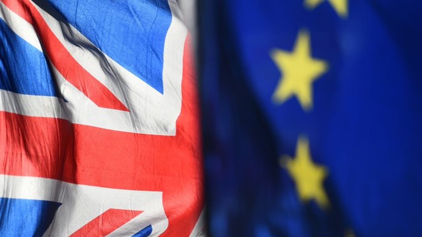 Die Flaggen Großbritakkiens und der EU wehen in London.