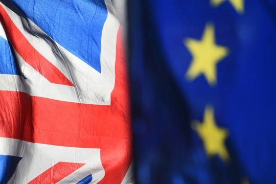 Die Flaggen Großbritakkiens und der EU wehen in London.