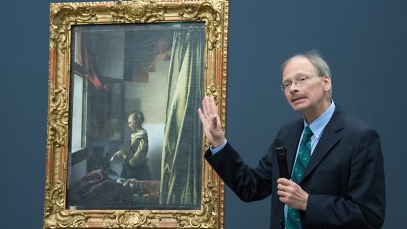 Christoph Schölzel, Restaurator der Gemäldegalerie Alte Meister, neben dem Gemälde "Brieflesendes Mädchen am offenen Fenster" von Johannes Vermeer.
