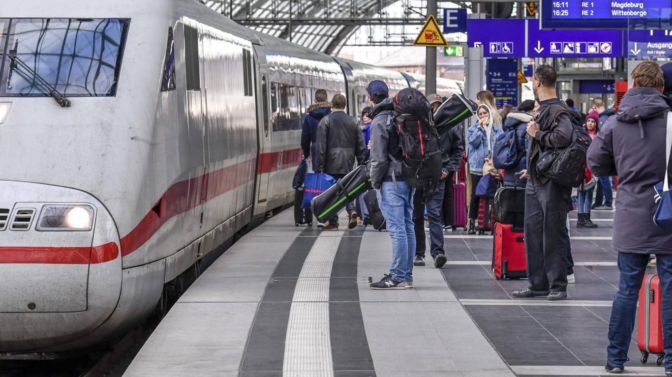 Reisende am Berliner Hauptbahnhof: Fahrzeit und Kosten der Bahn liegen im Mittelfeld.