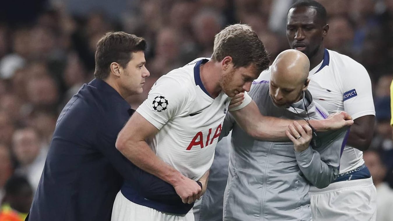 Schräglage: Jan Vertonghen (2. v. l.) muss von einem medizinischen Betreuer und Trainer Mauricio Pochettino (l.) gestützt werden.