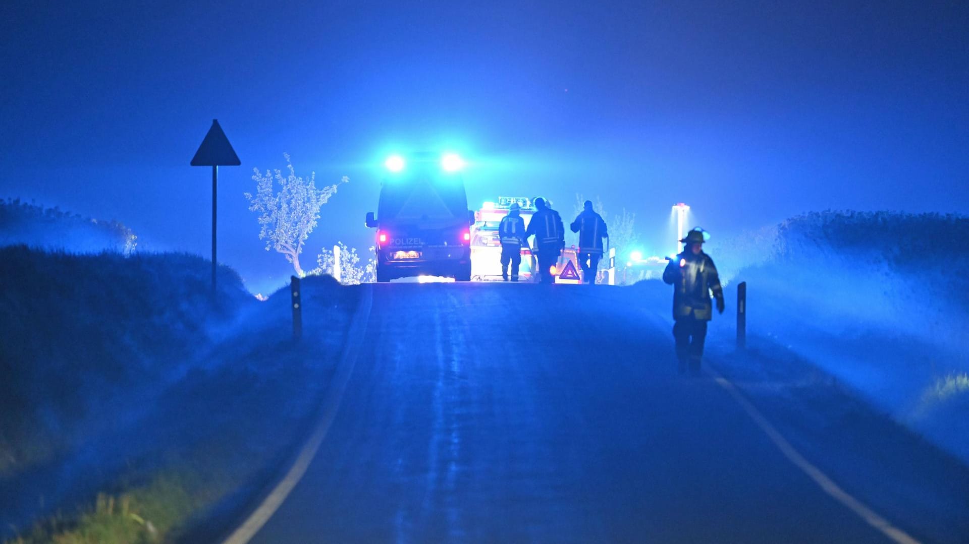 Polizeiwagen steht auf einer Landstraße (Archivbild): Ein Polizist, der Teil einer rechtsextremen Chatgruppe gewesen sein soll, ist bei einem Autounfall ums Leben gekommen.