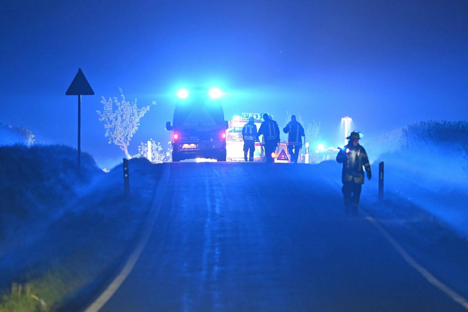 Polizeiwagen steht auf einer Landstraße (Archivbild): Ein Polizist, der Teil einer rechtsextremen Chatgruppe gewesen sein soll, ist bei einem Autounfall ums Leben gekommen.