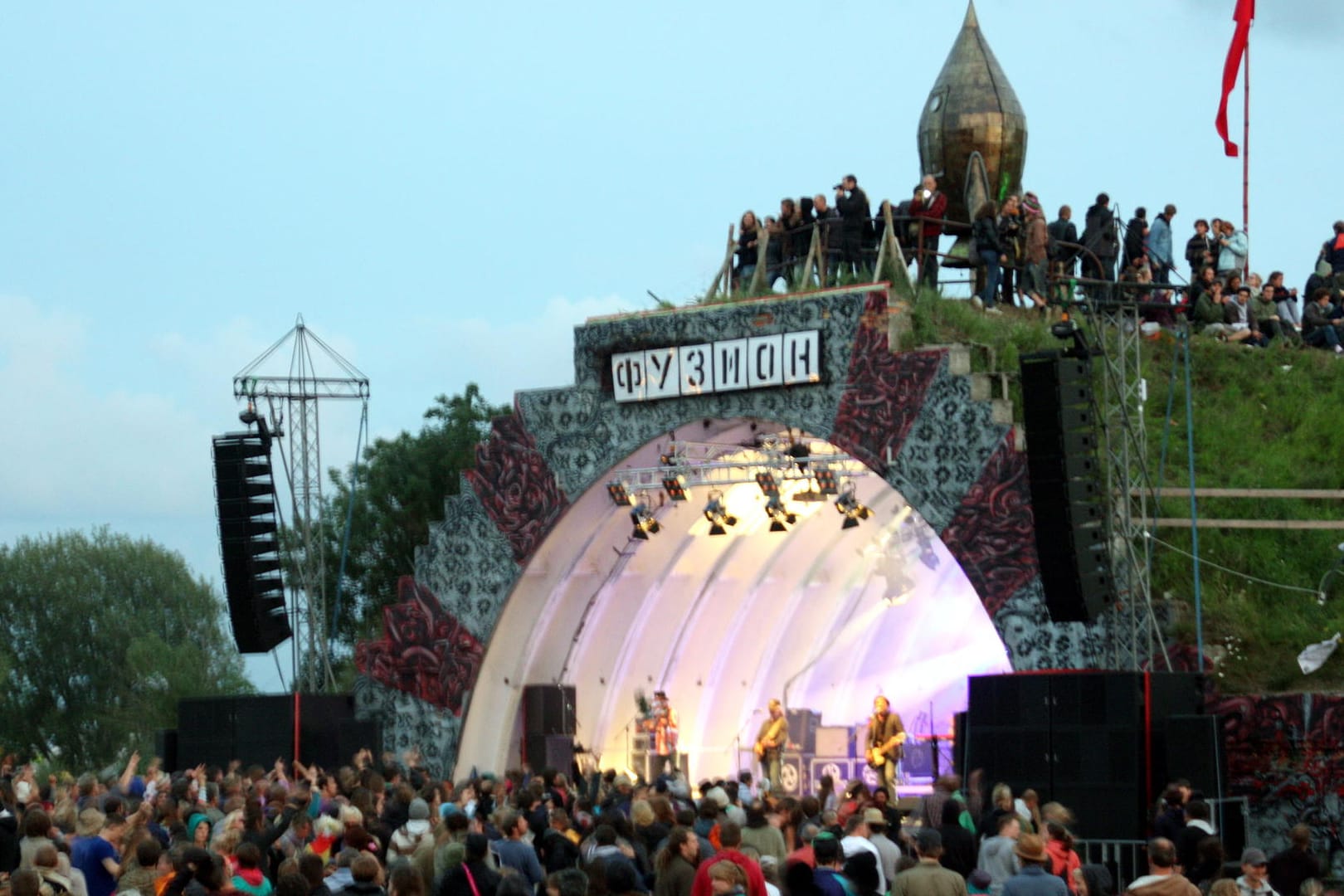 Bühne auf dem "Fusion Festival" (Archivbild): Die Internet-Petition gegen eine Polizeiwache auf dem Festival stößt auf großen Widerhall.