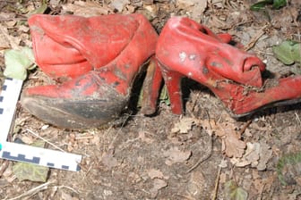 Ein Bild von roten Schuhen: Gefunden wurden sie vergraben auf dem Grundstück des Serienmörders – so wie viele weitere Gegenstände, die Opfern gehört haben könnten.