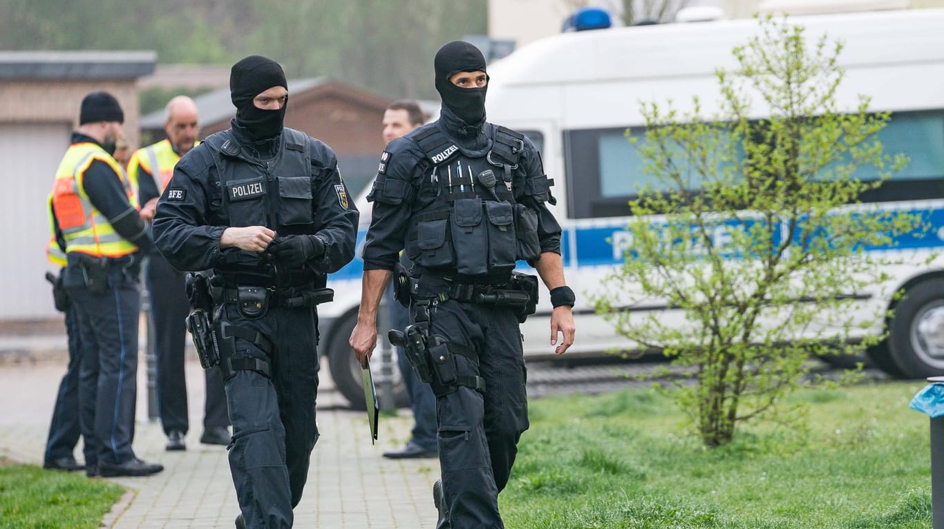 Einsatz der Polizei in NRW (Symbolbild): Bei einem Großeinsatz gegen illegalen Drogenhandel und andere Verbrechen sind im Südwesten sieben Verdächtige verhaftet worden.